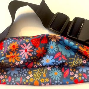🎄NEW ‘On the run waist belt’ floral design with zipper side and secured belt.